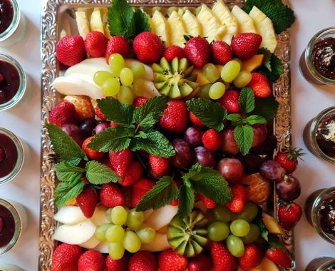 Obstplatte mit Erdbeeren, Trauben uvm.